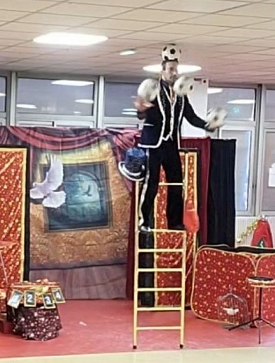Polino Jongleur sue échelle de cirque